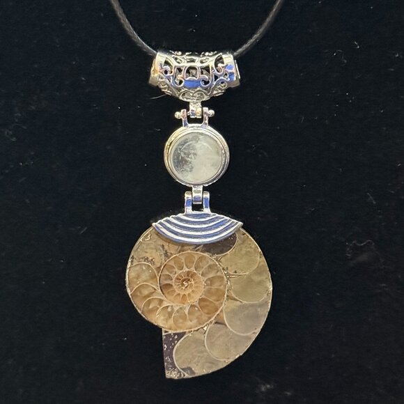 Ammonite Fossil Shell Pendant Necklace Leather Strap - Picture 1 of 6